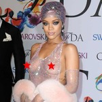 リアーナ&ldquo;透けすぎ&rdquo;大胆露出、ほぼ全てが見えるシースルードレス。