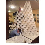 &ldquo;次の瞬間&rdquo;気になるイタズラ、酔い潰れた男性の上に紙コップ17段積む。