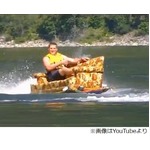 湖上で優雅に楽しむ「ソファーサーフィン」、ビールを片手に波乗り。