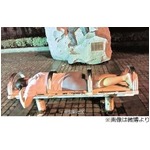 【写真】ベンチで寝そべる女性が話題に、&ldquo;拘束&rdquo;のようで心配する人も。