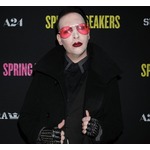 マリリン・マンソン、撮影でヒルを口に入れる