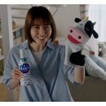 長澤まさみが&ldquo;牛&rdquo;のパペットに挑戦、「カルピス」CMで久しぶりのお母さん役
