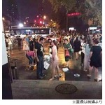 iPhone買ってもらえず全裸に、若い女性が公衆の面前でいきなり脱ぐ。