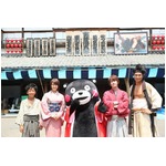 キレキレくまモンに剣心ら興奮、特産品手にるろ剣ロケ地へ陣中見舞い。