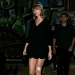 テイラー・スウィフトに新恋人、コンサート会場で手をつないでいる姿。