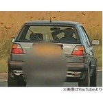 時速100キロで&ldquo;手放し&rdquo;運転、頭に両手置きストレッチしていた？