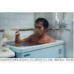 阿部寛&ldquo;実家団地&rdquo;入浴シーン、是枝監督最新作の場面写真一斉解禁。