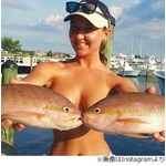 この夏のトレンドは&ldquo;魚ブラ&rdquo;、釣った魚で胸を隠す女性たちが続出。