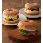 東京駅限定&ldquo;ドーナツサンド&rdquo;、「ベーコンチーズエッグ」など3種類。