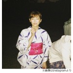 重盛さと美が&ldquo;鼻ホジホジ&rdquo;、こよりのように線香花火を突っ込む。