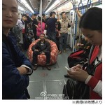 モノレール車内に&ldquo;皇帝&rdquo;出現、大きなビーズクッション持参し寝る。