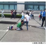 【写真】求婚拒絶され諦められない男、相手の女性にしがみついて離れず。