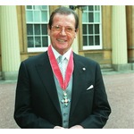 「007」7作品で&ldquo;ジェームズ・ボンド&rdquo;演じたロジャー・ムーアの墓壊される