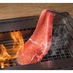 タン元・タン中・タン先が一度に味わえる全長20cm超「大判牛タン」、焼肉ライクで数量限定