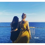 高岡早紀、娘と海眺める後ろ姿に「まるで映画のワンシーン」