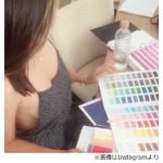 裸エプロン風のミランダ・カー、ノーブラでサイド丸出しにファン歓喜。