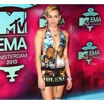 マイリー・サイラス、最初の恋人は女性だった