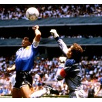 マラドーナ&ldquo;神の手&rdquo;ゴールのユニフォーム、11億円超に