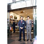 スキマスイッチが1日店員体験、スーツや制服姿でアルバム特典手渡し。