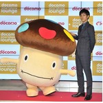 松坂桃李がドコモダケなでなで、スマホラウンジ名古屋オープンで。