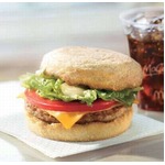 朝マックに夏季限定マフィン、新鮮野菜とソーセージパティをサンド。