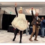 研ナオコ、ホタテになる&hellip;「スタイル抜群」「脚が細い」など反響