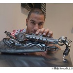 タトゥー職人の&ldquo;特別な義手&rdquo;クールと話題