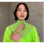 のん&ldquo;ショートボブ&rdquo;の新ヘアスタイルに、春らしい鮮やかな色のロングドレス姿に反響