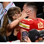 テイラー・スウィフト、恋人に何度も&ldquo;熱烈キス&rdquo;