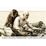 プレスリー孫&ldquo;囚われた女&rdquo;に、新「マッドマックス」の場面写真。