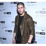 米人気歌手「鳥の死骸をパンツで温めて食べた」