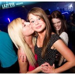 【写真】陽気な写真に映る&ldquo;変顔の女&rdquo;、ジム・キャリーみたい？