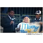 スター選手に球場のファンが求婚、ケータイ番号がテレビに写り電話殺到。