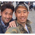 香川真司、世界を旅する&ldquo;710&rdquo;と2ショット