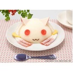 「キュゥべえ」の顔がケーキに、シルエット彫刻のスプーンが付属。