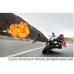 トムが挑んだ過激バイクシーン、曲がりくねる山道を超高速で駆け抜ける。