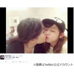 前田敦子と峯岸みなみが&ldquo;本気&rdquo;キス、ファン興奮「ひゃあぁあっ」。