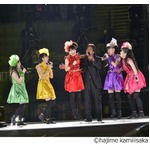 ももクロが&ldquo;黒い刺客&rdquo;と熱唱、西武ドームに「愛のボラーレ」響く。