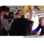 &ldquo;座席争い&rdquo;で老人に飛び蹴り、つり革利用した攻撃に老人は防戦一方。