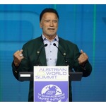 シュワルツェネッガー「未来を救うために」気候変動対策を呼びかけ