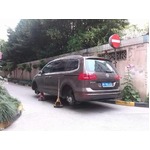 【写真】違法駐車の罰でタイヤ持ち去る、中国で撮影された写真が話題に。