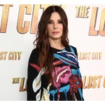 サンドラ・ブロック休業理由「家にいたい」の真相、ALSの恋人を看病するためだった