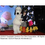 スヌーピー現れ望結ちゃん興奮、Xmasツリー点灯式で手繋ぎ＆ハグ。