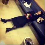 大島優子がすごい体勢で仮眠、「ヤメゴク」撮影でお疲れモードに。