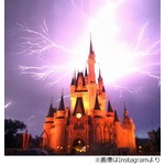 シンデレラ城に壮大な稲妻走る、ネットに動画や写真の投稿相次ぐ。