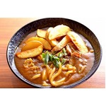 十勝産じゃがいもの「ポテカレーそば・うどん」、皮付きポテトゴロゴロ。