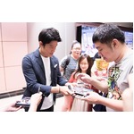 鈴木亮平が異国で告白「柳楽くんにおいなりさん押し付けるの嬉しかった」。