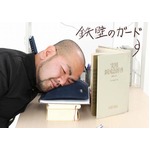 枕に早変わりする昼寝用ノート、ベロア調の表紙に空気入れスヤスヤ。