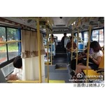 公共バスに&ldquo;授乳専用シート&rdquo;、カーテンで仕切ったスペースをテスト運用。