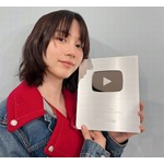 のん、YouTube登録者数10万人突破で「銀の盾を貰ったよ」と笑顔